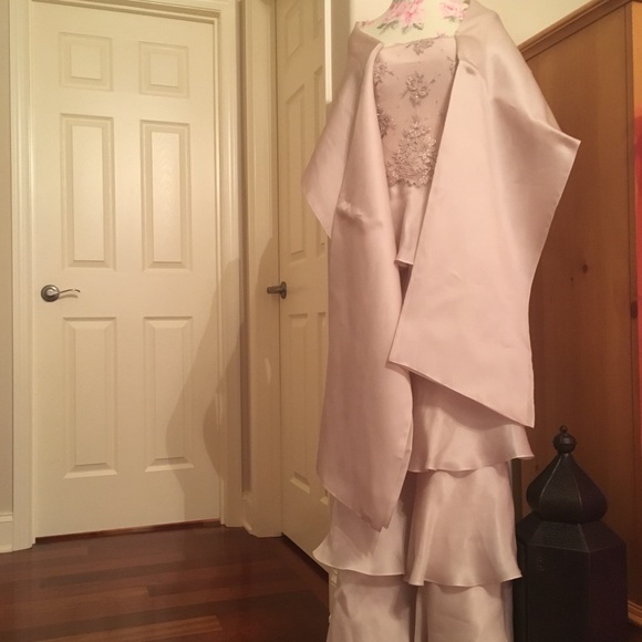 Pale pink strapless gown w lace and beaded bodice - Picture 4 of 6